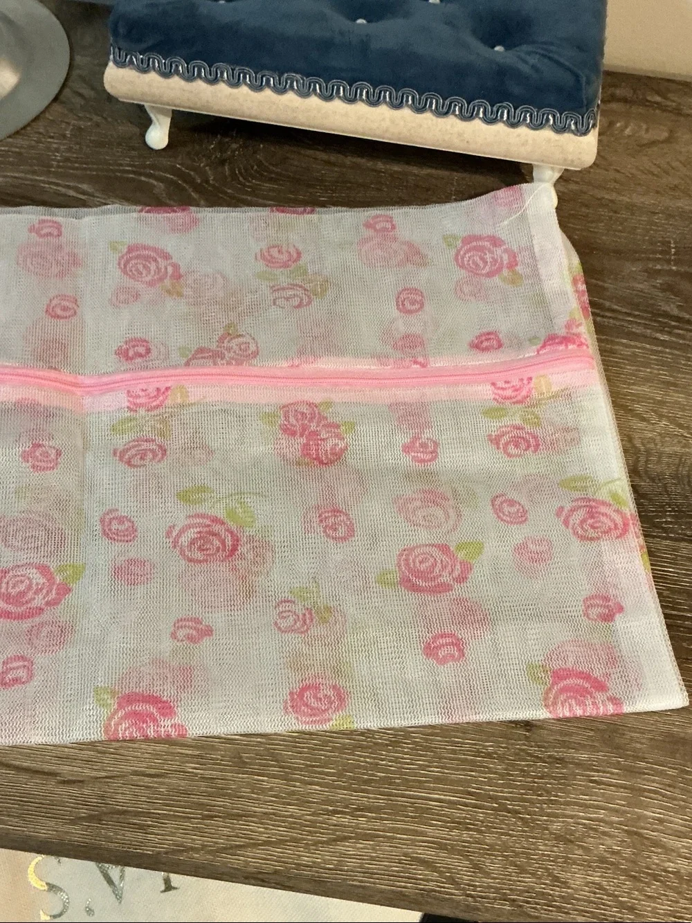 Pink Rose Mesh Laundry Wash Bag with Pink Zipper 19” x 23” Excellent Condition